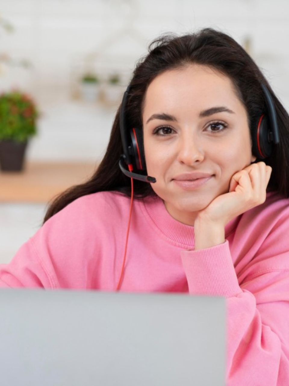 Virtual assistant with headset ready to support your business